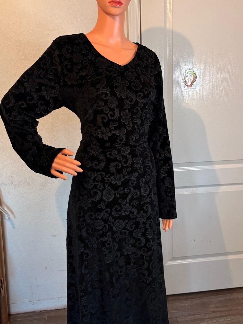 Black Long Sleeve V-Neck Velvet Dress